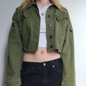 Grön cropped jacka - Oliv/militär grön cropped tunn jacka från Forever21. Köpt i USA. Perfekt skick! Säljer då jag använder den ej längre 🌴