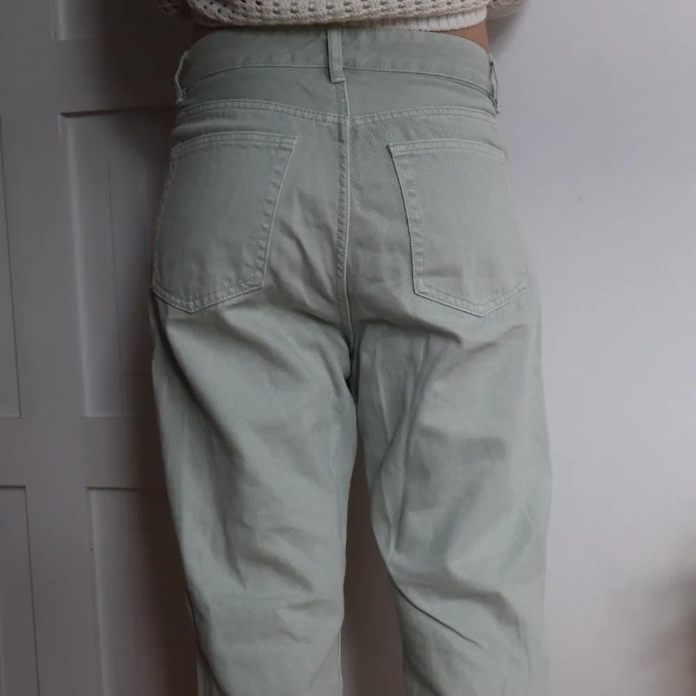 Högmidjade pastell gröna jeans från H&M, kort fit i benen (modellen är 172cm). Perfekt skick! Säljer för jag ej använder dom längre 🧩. Jeans & Byxor.