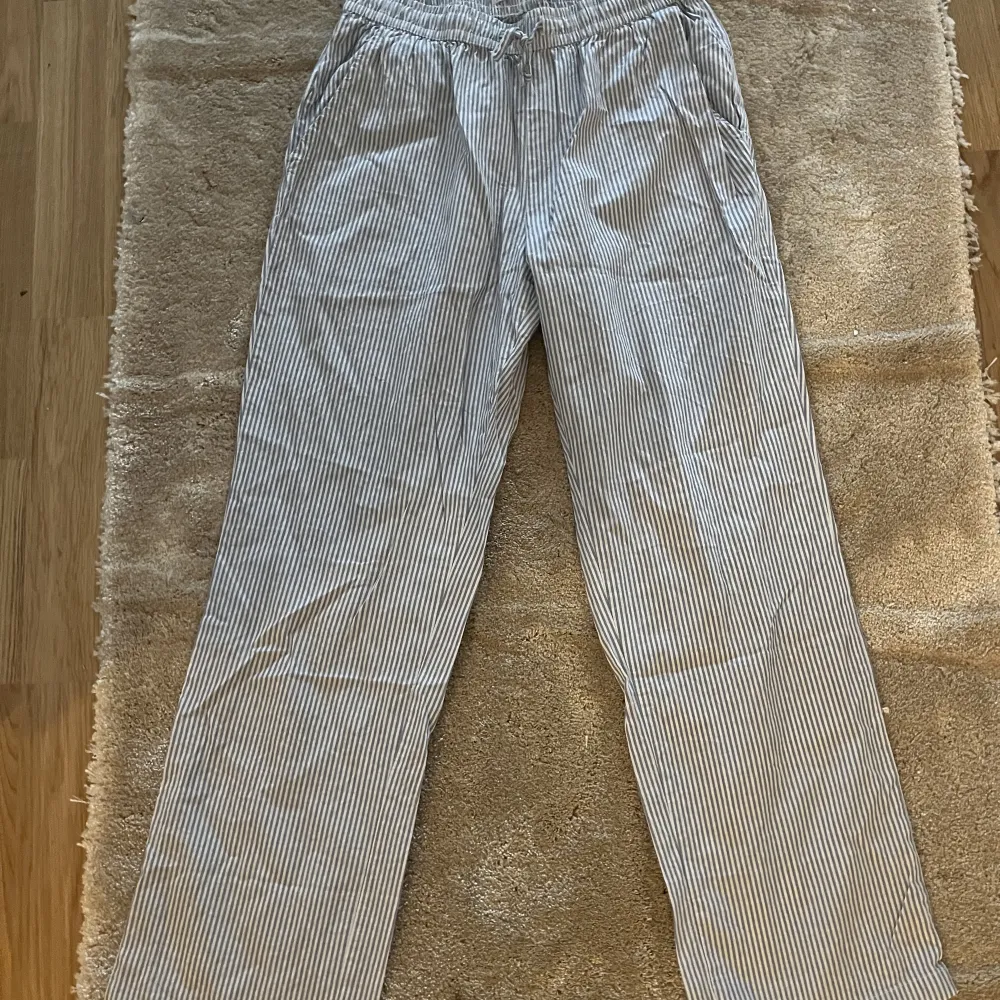 Ett par blå-vitrandiga pyjamsbyxor från lager 157, knappt använda.💕. Jeans & Byxor.