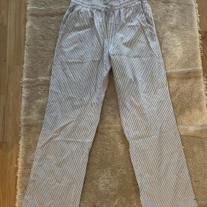 Byxor - Ett par blå-vitrandiga pyjamsbyxor från lager 157, knappt använda.💕