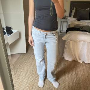  Urtvättade jeans ”Low straight” från BikBok🤍(W 29 L 32)