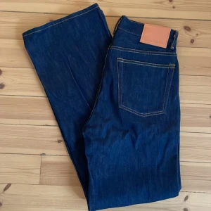 Acne studios sample jeans - Sample jeans med knappar aldrig använt så dem är som helt nya. True to size. Sista bilden är samma model i en annan tvätt Modellen heter Pinto (lik en modell på acne som heter 2022)