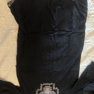 Traditionell klänning  - Jätte snygg traditionell klänning. Mjuk och luftig. Bälte medföljer. Inga defekter. Köpt för ett tag sen med inte använd så många gånger!💕💕