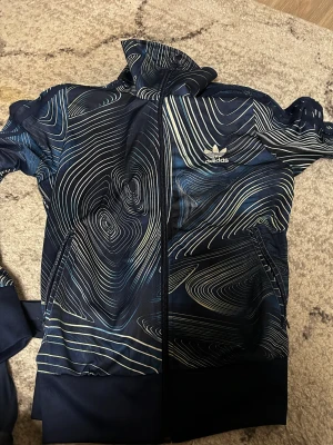 Zip tröja  - En zip tröja från Adidas, skit cool men inte min stil