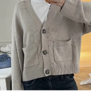 Stickad kofta  - Stickad kofta från hm, fint skick💞 säljer då jag har fler liknade. Första bilden lånad 