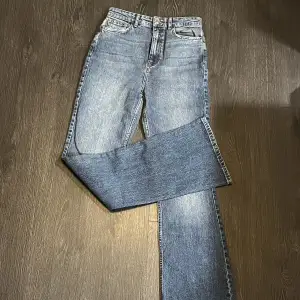 Bootcut jeans med hög midja, plagget är aldrig använt!