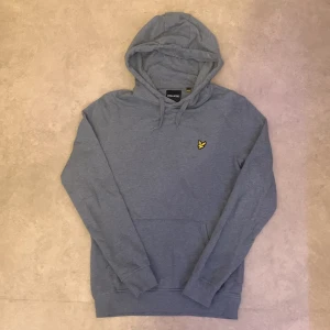 Lyle & Scott luvtröja gråmelerad  - Lyle & Scott hoodie i färgen gråmelerad, super bra skick 9/10 knappt använd, tröjan är true to size och är lite av en tunnare hoodie, snygg huvtröja för riktigt bra pris, nypris ca 849, storlek S