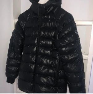 Peak Performance jacka - Säljer min fina vinterjacka från peak performance, inga skador på jackan💕 Passar mig som har storlek xs/s (Lånade bilder)