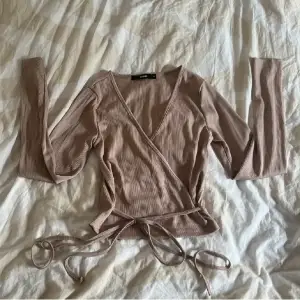 Rosa tröja från bikbok i stl xs💗 säljer även ett par matchande byxor om man skrollar ner i min profil (det är ett set men kan köpas separat) använd kanske 1-2 gånger💘