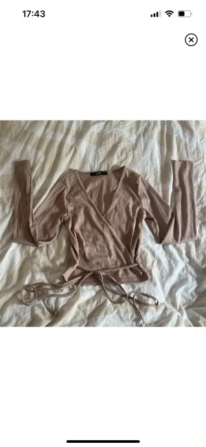 Rosa topp - Rosa tröja från bikbok i stl xs💗 säljer även ett par matchande byxor om man skrollar ner i min profil (det är ett set men kan köpas separat) använd kanske 1-2 gånger💘