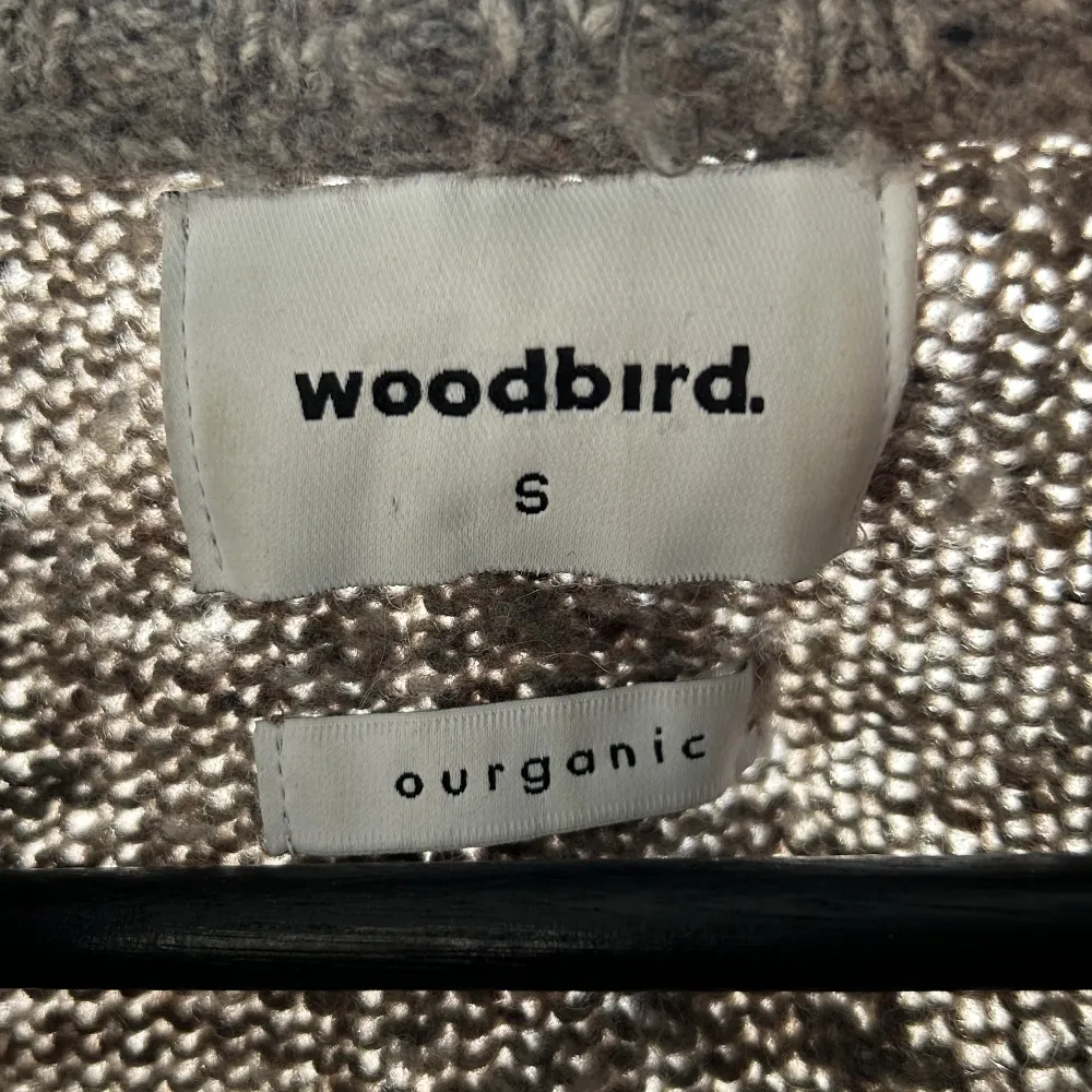 Extremt snygg stickad woodbird tröja som sitter lite RELAXED. Passar extremt bra till hösten. Skicket är i top. Köptes på kennedies för 1200 sälj för 600. Pris kan diskuteras vid snabb affär…. Stickat.