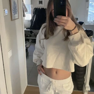 Tröja - Så snygg croppad sweatshirt! Endast använd ett fåtal gånger🩵 använd gärna ” köp nu”😇