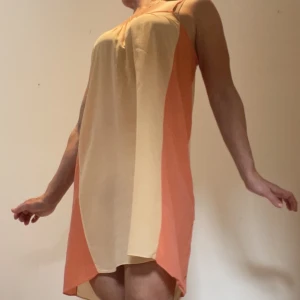 Strandklänning siden - Sval, fin klänning. Nyskick. I aprikos och rosa färger. 