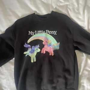 Söt sweater - Supersöt sweater m my little pony tryck från H&M🦄 Stor storlek S (funkar på M också)! 
