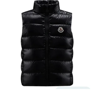 Moncler väst - Säljer min jättefina Moncler väst! Köpt för ett tag sen men bra skick! Passar mig med Xs/s. Dragkedjan är trasig men det går att laga!💋 Priset kan alltid diskuteras, hör av er vid frågor❣️