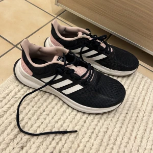 Adidas skor  - Ett par blåa och rosa Adidasskor  Strl 39  Använda en gång  Går att använda som inomhus skor pga sulan  