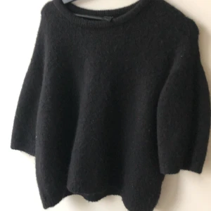 Stickad t shirt  - Nyskick inte alls sticksig skulle jag säga. Storlek S från lindex bra passform och nu är den jätte trendig.