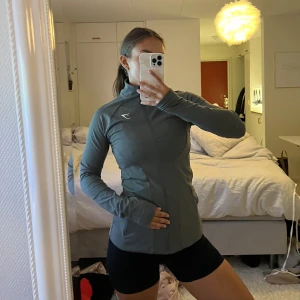 Träningströja gymshark - Superfin figursydd träningströja, med dragkedja, aldrig använd förutom testad☺️