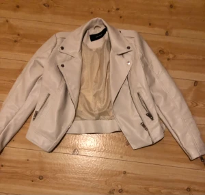 Veromoda skin jacka  - En vit Veromoda Jacka i bra skick andvänd ett fåtal gånger🎀✉️hör av dig vid fler frågor