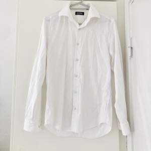 150:- Skjorta storlek S från Dressman. 🤍