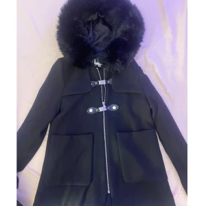 Pälskappa svart Dennis Maglic - Svart Pälskappa från Dennis Maglic, fick den som en present och den har ej kommit till användning, den är aldrig använd, Storlek Xs men passar även S.