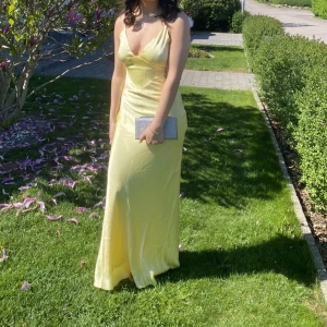 Balklänning - Säljer min balklänning som enbart är använd en gång. Köpt på Nelly förra året för 1249. Jag la upp axelbanden lite då dom var för långa för mig. Storlek XS.