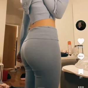 Trendigt blått mjukisset från veluxe - Två första bilderna är egna, sista är lånad ❤️Fick hem detta för nån dag sen, endast testad en gång. Super stretchigt. Supertrendig mjukisset. Jag kan sänka pris . Jag fraktar men annars kan jag mötas i Båstad eller sthlm denna helg