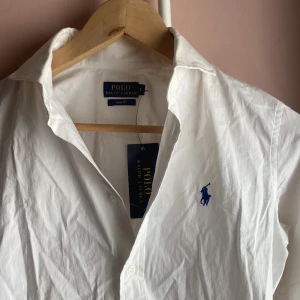 Ralph Lauren skjorta helt NY - Helt ny enkel vit skjorta i storlek 4 (34-36). Kostar ny typ 1500 din för 900kr 