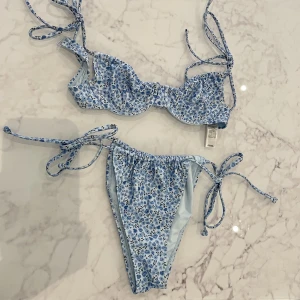 Jättefin bikini från NAKD - Jättefin bikini i blå från nakd som tyvärr inte passar mig, helt ny!!