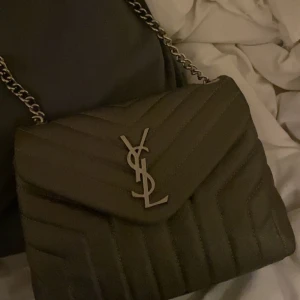 ysl väska - jättefin ysl liknande väska som jag köpte alldeles nyss av en tjej på plick, säljes billigt då jag inte vet om den ändå r äkta då jag inte har äkthetsbevis. 🩷🩷🩷