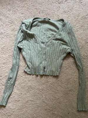 Grön crop top  - Oanvänd - relativt liten i storleken 