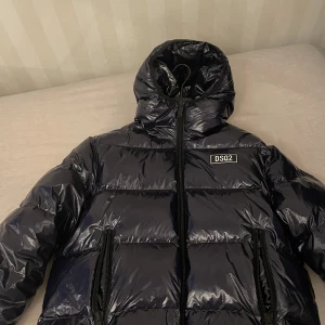 Dsquared 2 jacka  - Säljer pågrund av ingen användning  Har haft på mig den ungefär 5-7 gånger. Såklart så är den felfri. Storlek L den är köpt på miinto för 8400kr.