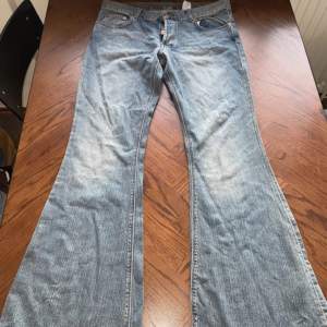 låg midjade jeans i storlek S/M, frkt 116+ jeans