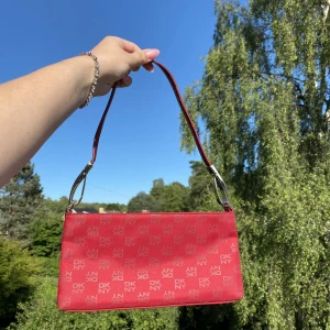 Dkny väska✨ - Säljer en jättefin vintage röd dknyväska som passar perfekt både till fest och vardag!🤩🤩🙌