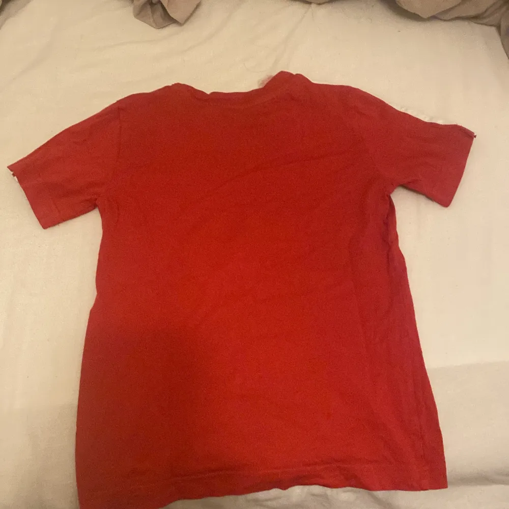 En röd adidas tröja,nyskickw. T-shirts.