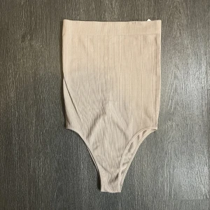 body🤎 - en ribbad, strechig body utan axelband, plagget är aldrig använt!