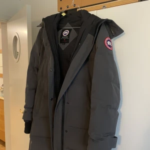 Canada Goose jacka - Jacka från Canada Goose! Inga tydliga tecken på användning. Tvättad på kemtvätt för ett år sedan och har legat inplastad sen dess. Köpt för ca 10000kr men säljer för 4500kr, pris kan diskuteras vid snabb affär. Hämtas i Karlstad, kan även skickas