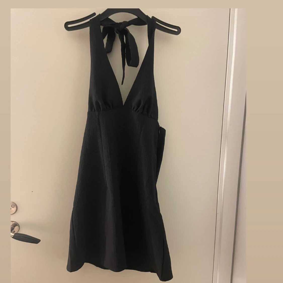 Snygg klänning med öppenrygg