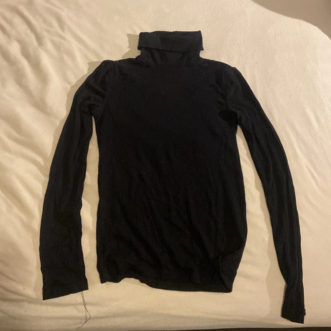 svart tröja med krage