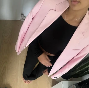 Blazer - Säljer min sambos blazer från Adrian Hammond. Storleken är Herr-M men blazern är unisex. Finns ett litet svart märke vid ena knappen som syns på bilden. Billigare vid snabb affär.