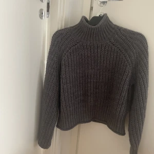 Stickad tröja  - Jätte mysig höst/ vinter stickad tröja! Aldrig använd och köpt för ett år sen🤍🤍