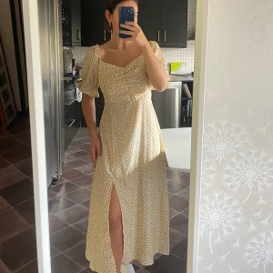 Klänning  - En gul blommig klänning som är super söt! 