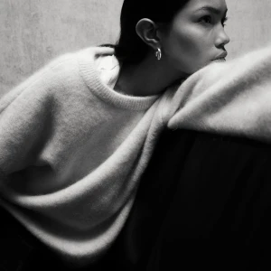 Vit stickad tröja - Säljer mig favorit tröja från H&M i mohair. Jättefin och skön tröja som köptes i vintras. Använd med i väldigt bra skick!