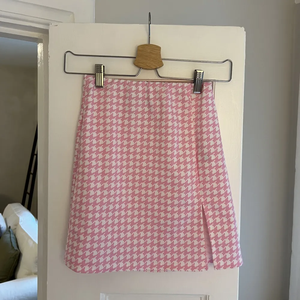 Ett rosa tvådelat set från asos. Var tänkt till en temafest men jag valde en annan outfit så denna är oanvänd. . Klänningar.