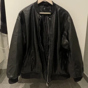 Oversized läder bomberjacka  - Säljer denna skit snygga läder bomberjackan. I storlek M vilket ger en mer oversized fit. Lite varmare vilket gör den perfekt till höst/vinter🔥❤️
