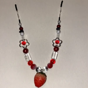 Hemgjort jordgubbs halsband - Helst swish, kan diskutera priset