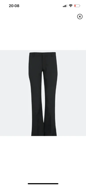 Lågmidjade kostymbyxor - Säljer ett par lågmidjade kostymbyxor i stl 34💘 små i storleken så borde passa 32 också! Jättefint skick