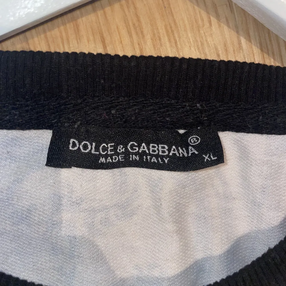 Säljer min Dolce & Gabbana fox sweatshirt. ( Xl men sitter mer som M/L) Fint skick. Går för cirka 5-6 tusen  orginal pris, är en tunnare sweatshirt . Hoodies.