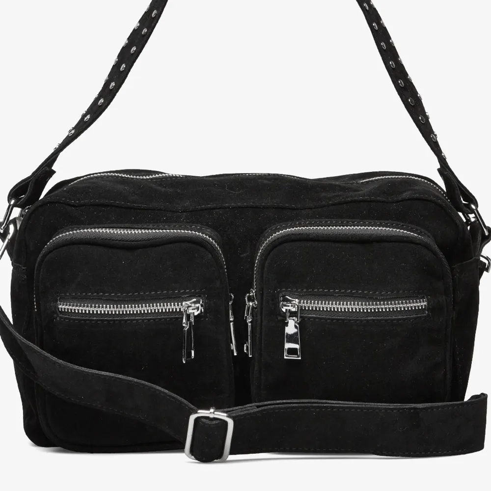 Säljer min svarta Noella väska. Ser helt ny ut. Säljer den för 300kr🤍. Väskor.
