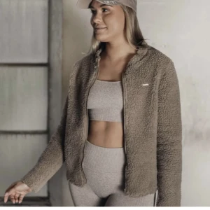 Teddyjacka amin - Så snygg teddyjacka från amin! Superbra skick😍😍